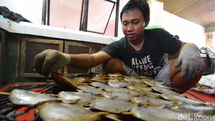 Melihat Proses Pembuatan Ikan Asap di Sentra Ikan Bulak Surabaya Melihat Proses Pembuatan Ikan Asap di Sentra Ikan Bulak Surabaya