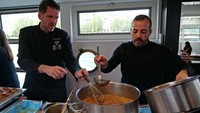 Alexandre Mazzia, chef bintang tiga, menyiapkan salah satu resep yang akan tersedia di wisma atlet selama Olimpiade dan Paralimpiade Paris 2024, saat presentasi pers di Paris, Prancis.