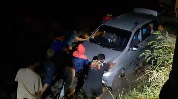 Proses evakuasi Avanza yang nyemplung sawah di Karangdowo, Klaten, Minggu (5/5/2024) malam.