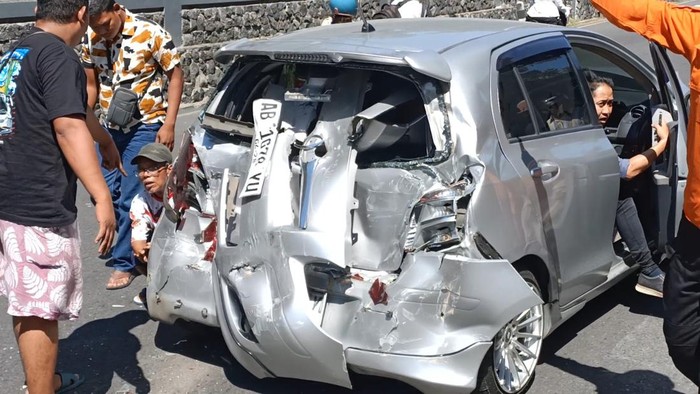 Mobil rusak usai kecelakaan di jalan Ahmad Yani, atau di sebelah utara Taman Balaikambang Solo, Senin (6/5/2024).