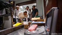 Kedatangan Zulhas disambut oleh petugas Bea Cukai Soetta.  