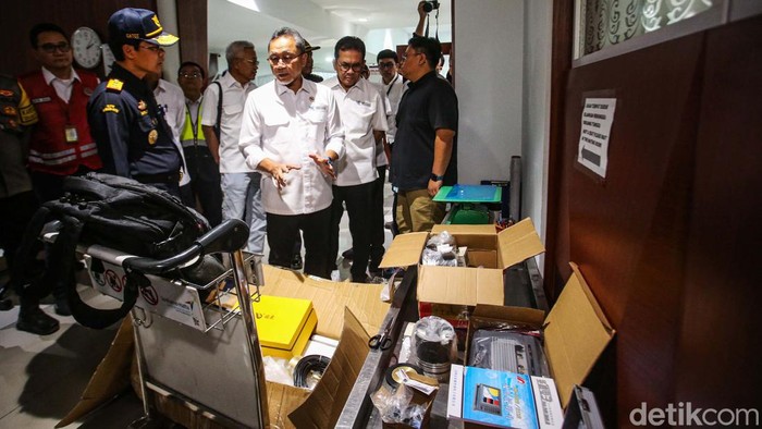 Menteri Perdagangan (Mendag) Zulkifli Hasan telah melakukan kunjungan ke KPU Bea dan Cukai Tipe C Bandara Internasional Soekarno Hatta, Tangerang, Senin (6/5/2024). Di kesempatan ini ia mengecek secara langsung proses implementasi Peraturan Menteri (Permendag) Nomor 7 Tahun 2024.