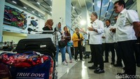 Zulkifli mengecek sejumlah barang di area Bea Cukai Soetta.  