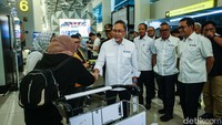 Mendag juga sempat menyapa calon penumpang pesawat di Bandara Soetta.  