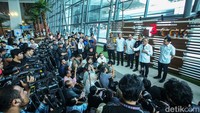 Zulkifli mengatakan barang-barang kiriman pekerja migran Indonesia (PMI) yang sempat tertahan di Direktorat Jenderal Bea dan Cukai (DJBC) akibat aturan pembatasan sebelumnya sudah bisa diambil.  