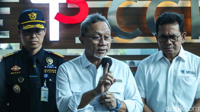 Momen Mendag Sidak Bea Cukai Bandara Soekarno Hatta Menteri Perdagangan (Mendag) Zulkifli Hasan telah melakukan kunjungan ke KPU Bea dan Cukai Tipe C Bandara Internasional Soekarno Hatta, Tangerang, Senin (6/5/2024). Di kesempatan ini ia mengecek secara langsung proses implementasi Peraturan Menteri (Permendag) Nomor 7 Tahun 2024.