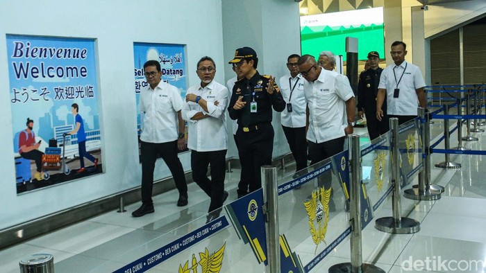 Momen Mendag Sidak Bea Cukai Bandara Soekarno Hatta Menteri Perdagangan (Mendag) Zulkifli Hasan telah melakukan kunjungan ke KPU Bea dan Cukai Tipe C Bandara Internasional Soekarno Hatta, Tangerang, Senin (6/5/2024). Di kesempatan ini ia mengecek secara langsung proses implementasi Peraturan Menteri (Permendag) Nomor 7 Tahun 2024.