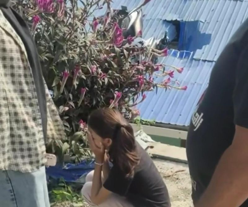 Motor nyangkut di atap rumah.