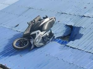 Penampakan Motor Nyangkut di Atap Rumah Warga di Balikpapan