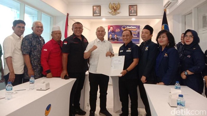 Nikson Nababan saat mendaftar ke NasDem