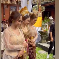 Mengenakan kebaya Bali, Nindy tampak setia mendampingi adik iparnya itu menjalani upacara adat jelang pernikahan. Penampilan Nindy yang tak kalah cantik mempesona pun ikut jadi sorotan. Foto: Instagram/@nindypricilia