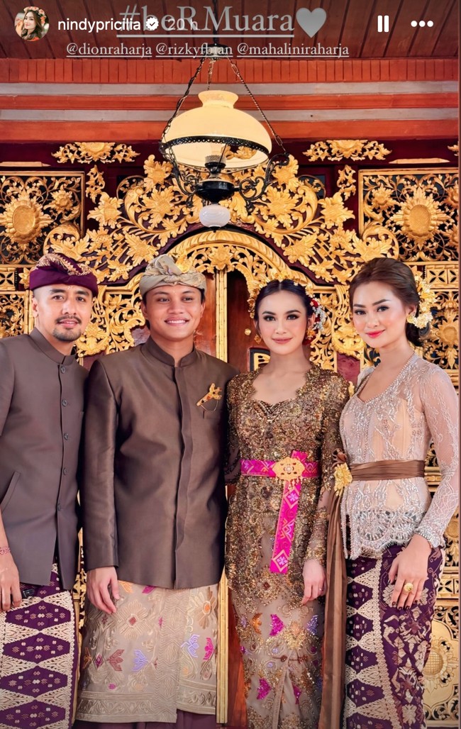 Nindy sendiri diketahui merupakan istri dari kakak Mahalini, Dion Raharja. Nindy dan Dion menikah pada 31 Desember 2021. Dalam foto terlihat Nndy dan suaminya berpose bersama calon pengantin, Rizky Febian dan Mahalini. Foto: Instagram/@nindypricilia