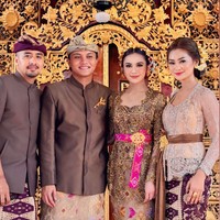 Nindy sendiri diketahui merupakan istri dari kakak Mahalini, Dion Raharja. Nindy dan Dion menikah pada 31 Desember 2021. Dalam foto terlihat Nndy dan suaminya berpose bersama calon pengantin, Rizky Febian dan Mahalini. Foto: Instagram/@nindypricilia