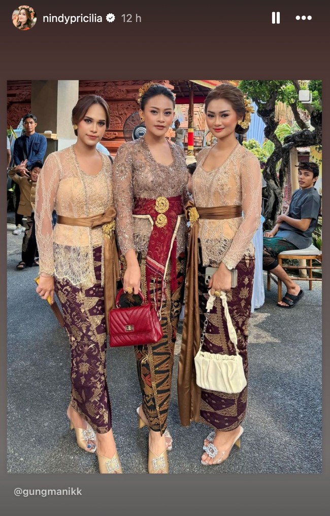 Nindy juga tampak melengkapi penampilannya dengan membawa tas kecil berwarna broken white dan sepasang heels. Foto: Instagram/@nindypricilia