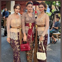 Nindy juga tampak melengkapi penampilannya dengan membawa tas kecil berwarna broken white dan sepasang heels. Foto: Instagram/@nindypricilia