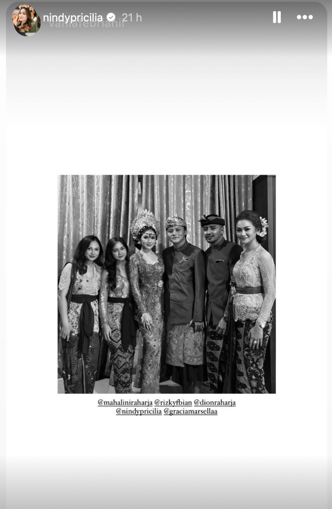 Melalui akun Instagram pribadinya Nindy banyak membagikan foto-fotonya saat jadi pendamping Mahalini di acara adat Bali dan Hindu, Dharma Suaka dan Mepamit. Di acara Dharma Suaka, calon mempelai pria meminta izin meminang ke keluarga calon mempelai wanita. Sementara di upacara Mepamit, calon pengantin wanita memohon izin ke leluhurnya sebelum menikah. Foto: Instagram/@nindypricilia