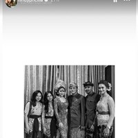 Melalui akun Instagram pribadinya Nindy banyak membagikan foto-fotonya saat jadi pendamping Mahalini di acara adat Bali dan Hindu, Dharma Suaka dan Mepamit. Di acara Dharma Suaka, calon mempelai pria meminta izin meminang ke keluarga calon mempelai wanita. Sementara di upacara Mepamit, calon pengantin wanita memohon izin ke leluhurnya sebelum menikah. Foto: Instagram/@nindypricilia