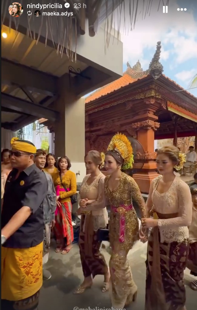Jelang pernikahan, Mahalini dan Rizky Febian baru saja terlihat menggelar upacara adat Bali, Dharma Suaka dan Mepamit pada Minggu (5/5/24). Digelar di kediaman Mahalini, salah satu sosok yang tak kalah mencuri atensi ialah kakak iparnya, Nindy Priscilia. Foto: Instagram/@nindypricilia