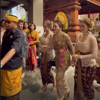 Jelang pernikahan, Mahalini dan Rizky Febian baru saja terlihat menggelar upacara adat Bali, Dharma Suaka dan Mepamit pada Minggu (5/5/24). Digelar di kediaman Mahalini, salah satu sosok yang tak kalah mencuri atensi ialah kakak iparnya, Nindy Priscilia. Foto: Instagram/@nindypricilia