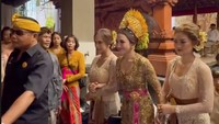 Adapun upacara mepamit bermakna calon pengantin wanita meminta izin kepada para leluhurnya untuk menikah dan selanjutnya menjadi tanggung jawab calon pengantin pria dan keluarganya di masa depan.