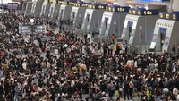 Penampakan dari lantai atas, sejumlah penumpak antre untuk keluar dari Stasiun Kereta Api Timur Hangzhou, China, Sabtu (4/5/2024).