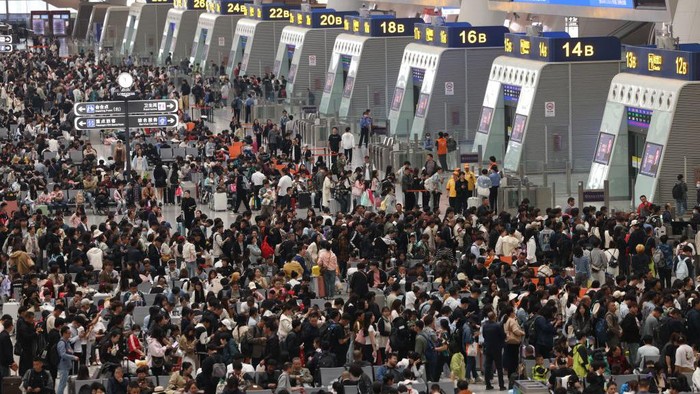 Liburan may day telah usai, Stasiun di Hangzhou dipadati penumpang. Begini suasananya.