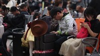 Para penumpang terlihat memadati ruang tunggu stasiun.