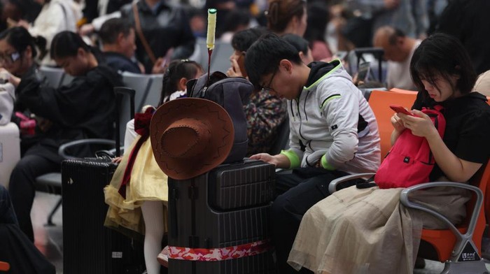 Liburan may day telah usai, Stasiun di Hangzhou dipadati penumpang. Begini suasananya.