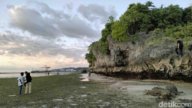 Pantai Air Dao, Kupang, NTT, pada sore hari ketika air laut sedang surut, Kamis (02/05/2024). (Anastasya Evlynda Berek/detikBali)