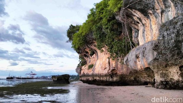 Pantai Air Dao, Kupang, NTT, pada sore hari ketika air laut sedang surut, Kamis (02/05/2024). (Anastasya Evlynda Berek/detikBali)