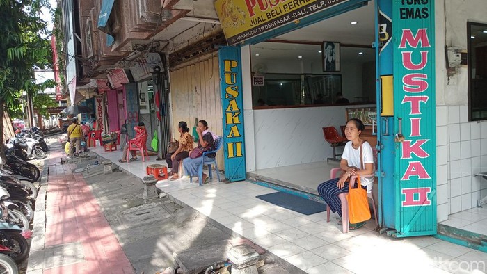 Para penadah perhiasan, emas batangan, dan berlian mangkal di jalanan Denpasar, Bali, Senin (29/4/2024). (Aryo Mahendro/detikBali)