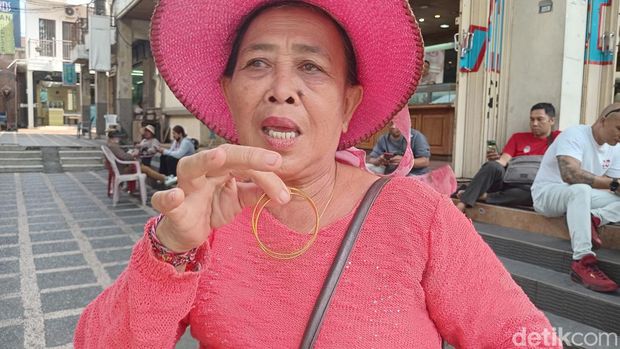 Para penadah perhiasan, emas batangan, dan berlian mangkal di jalanan Denpasar, Bali, Senin (29/4/2024). (Aryo Mahendro/detikBali)