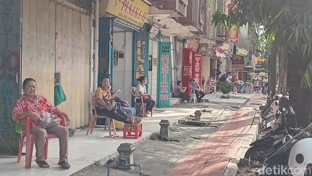 Para penadah perhiasan, emas batangan, dan berlian mangkal di jalanan Denpasar, Bali, Senin (29/4/2024). (Aryo Mahendro/detikBali)