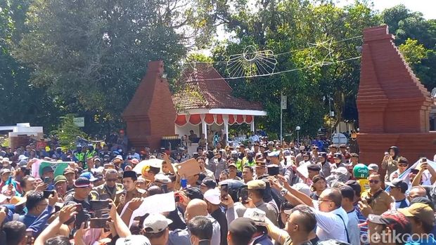 Pedagang pasar tradisional Trenggalek demo