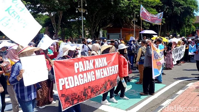 Pedagang pasar tradisional Trenggalek demo