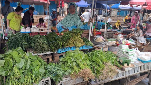 Pedagang sayur di pasar Km 5 Palembang.
