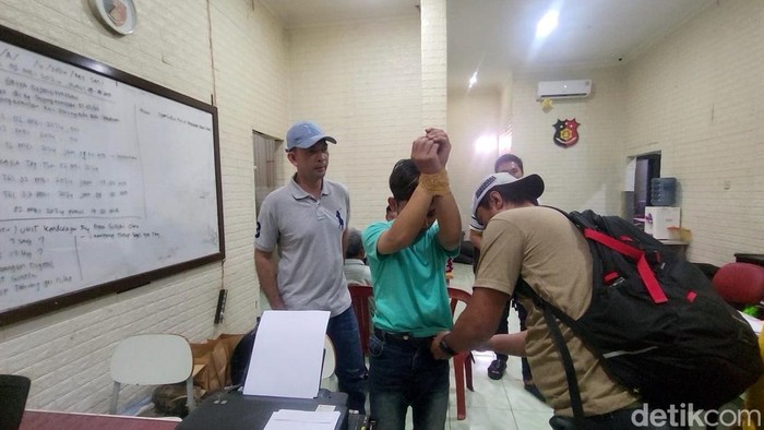 Pelaku pembunuhan Ceceu saat diperiksa di kantor Polisi