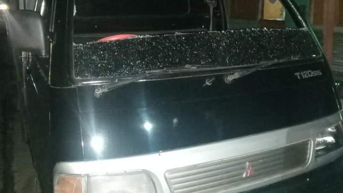 Kondisi mobil Carry boks yang kacanya pecah usai dilempar batu sekelompok orang di Klaten, Minggu (5/5/2024).