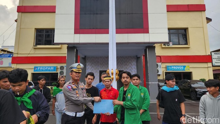 Pemberangkatan mahasiswa IPMIL menjadi relawan banjir Luwu. Dokumen Istimewa