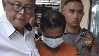 Satreskrim Polres Ciamis dibantu dokter spesialis kejiawaan RSUD Ciamis Andi Fatimah Yuniasari, memeriksa kejiwaan tersangka pelaku kasus mutilasi istrinya di Desa Cisontrol, Kecamatan Rancah, Kabupaten Ciamis, untuk memastikan kondisi kejiwaannya.