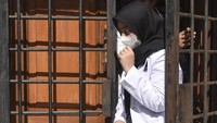 Dokter sepesialis kejiawaan RSUD Ciamis Andi Fatimah Yuniasari keluar dari ruang tahanan usai memeriksa kondisi kejiwaan Tarsum.
