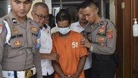 Polisi menggiring Tarsum tersangka kasus pembunuhan mutilasi saat menjalani pemeriksaan kejiwaan di Makopolres Ciamis, Jawa Barat, Senin (6/5/2024).