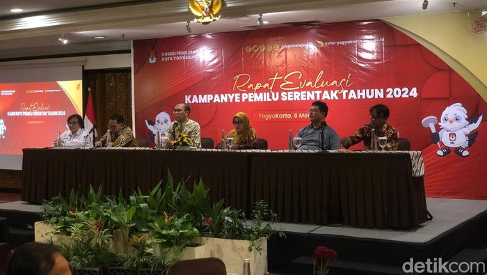 Ketua KPU Kota Jogja Noor Harsya Aryo Samudro saat membuka rapat evaluasi kampanye Pemilu 2024 di Jogja, Senin (6/52024).