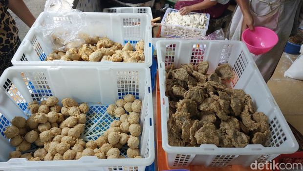 Pempek dari rumah produksi Pempek Minah di Lorong Tanggo Rajo 7 Ulu Palembang seharga Rp 1.000/biji.