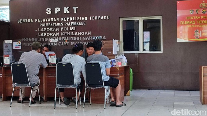 Pemuda diserang OTK saat lerai teman lapor ke SPKT Polrestabes Palembang.