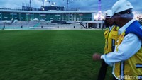 Basuki mengatakan rumput lapangan itu empuk karena berjenis Zoysia Matrella (ZM) atau rumput manila.