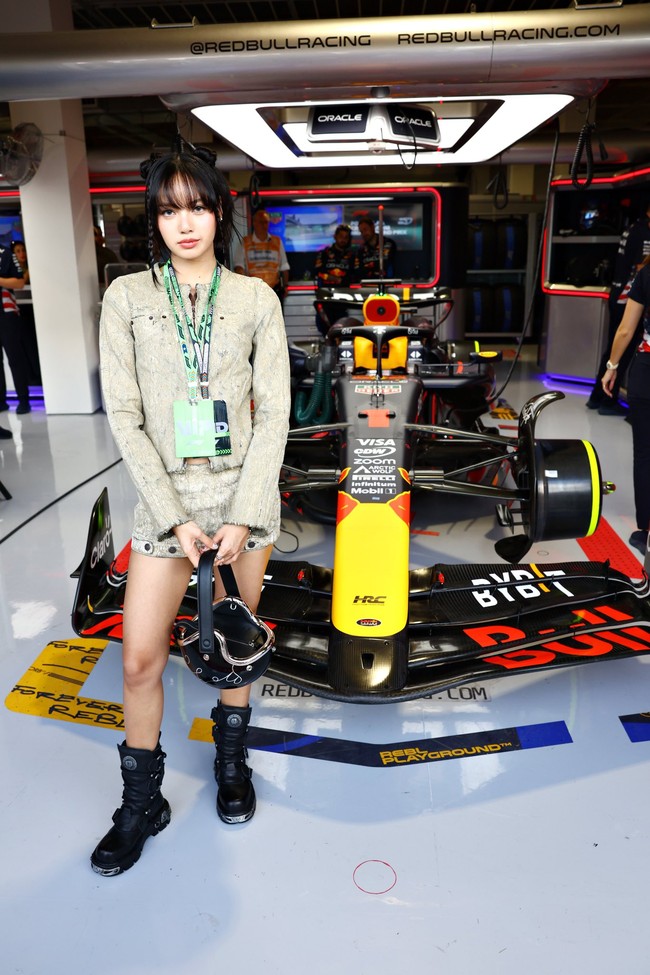 Kehadiran Lisa BLACKPINK di pertandingan F1 Grand Prix semakin standout dengan sepatu boots Acne Studios seharga Rp 5 jutaan. Bak pebalap F1, Lisa menjinjing helm hitam seharga Rp 73 juta. Foto: dok. Twitter @LISANATIONS_