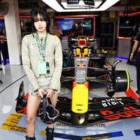 Kehadiran Lisa BLACKPINK di pertandingan F1 Grand Prix semakin standout dengan sepatu boots Acne Studios seharga Rp 5 jutaan. Bak pebalap F1, Lisa menjinjing helm hitam seharga Rp 73 juta. Foto: dok. Twitter @LISANATIONS_