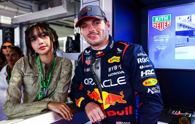 Lisa BLACKPINK jadi idol KPop pertama yang mengibarkan chequered flag di pertandingan F1. Hanya segelintir artis dunia yang pernah melakukannya. Seperti David Beckham, Tom Holland, dan Justin Bieber. Foto: dok. Twitter @LISANATIONS_