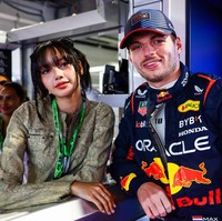 Lisa BLACKPINK jadi idol KPop pertama yang mengibarkan chequered flag di pertandingan F1. Hanya segelintir artis dunia yang pernah melakukannya. Seperti David Beckham, Tom Holland, dan Justin Bieber. Foto: dok. Twitter @LISANATIONS_